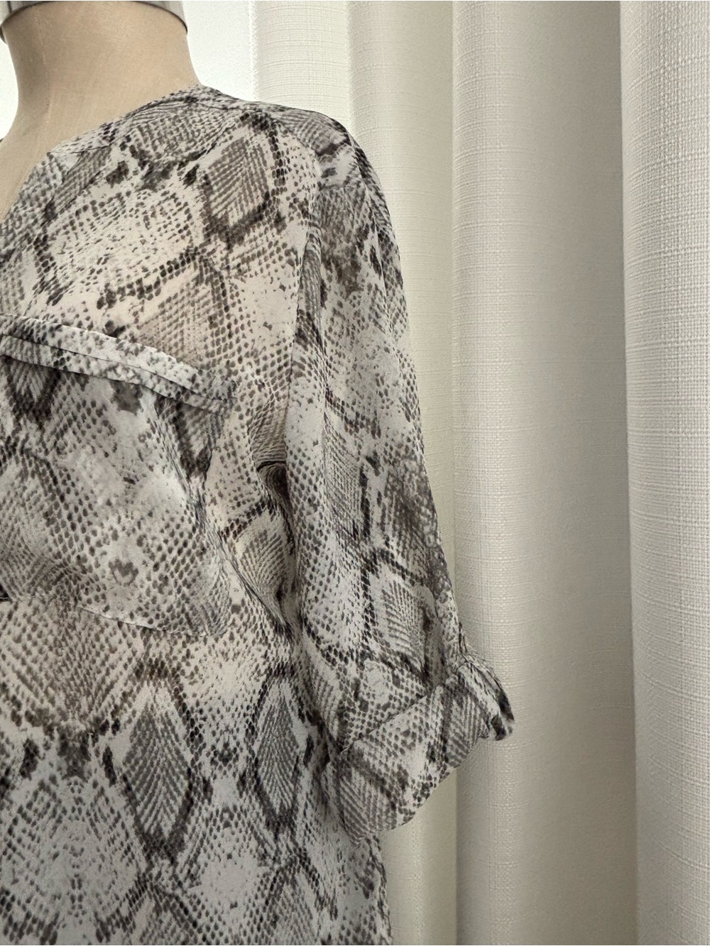 Apt. 9 Sheer White and Gray Snake Print Tunic Blouse, 3/4 Roll Sleeves, L, GUC